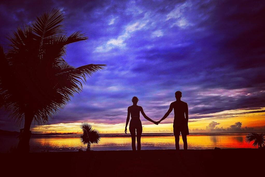 Coconut Garden Beach Resort, Flores, Indonesien: Paar am Strand bei Sonnenuntergang