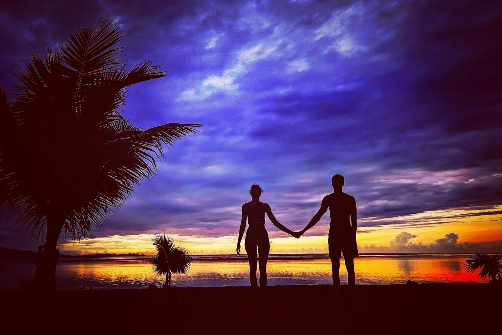 Coconut Garden Beach Resort, Flores, Indonesia: Couple on the beach at sunset