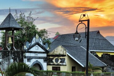 Gewürzinsel Ternate: Fortanlage bei Sonnenuntergang, Molukken