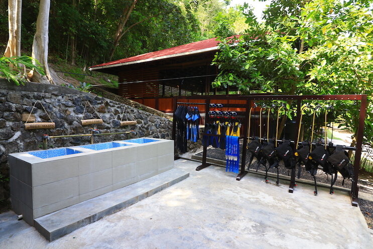 Sulawesi: Pulisan Jungle Beach Resort - Dive Center Außenansicht