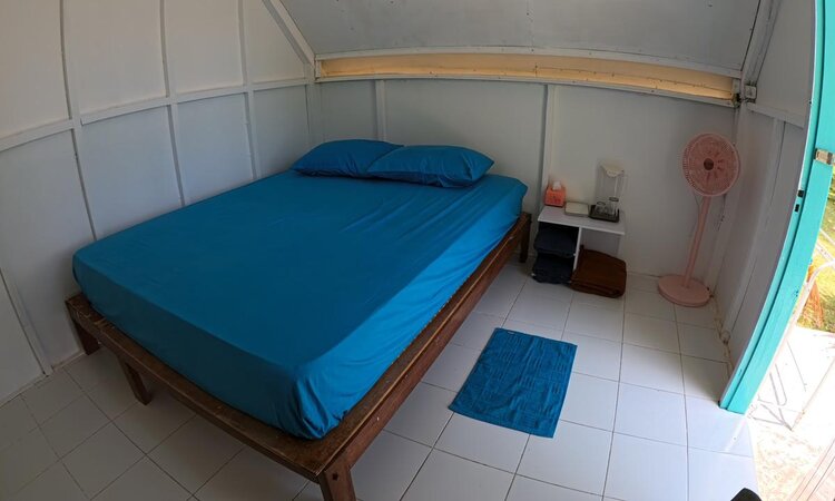 Indonesien, Sulawesi: Insel Labengki Beach Hut mit Doppelbett
