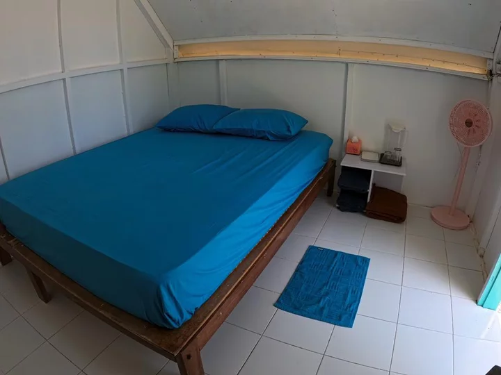 Indonesien, Sulawesi: Insel Labengki Beach Hut mit Doppelbett