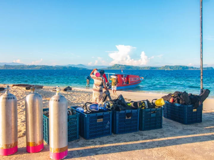 Saronde Island Resort, Sulawesi: Loading the boat with diving equipment