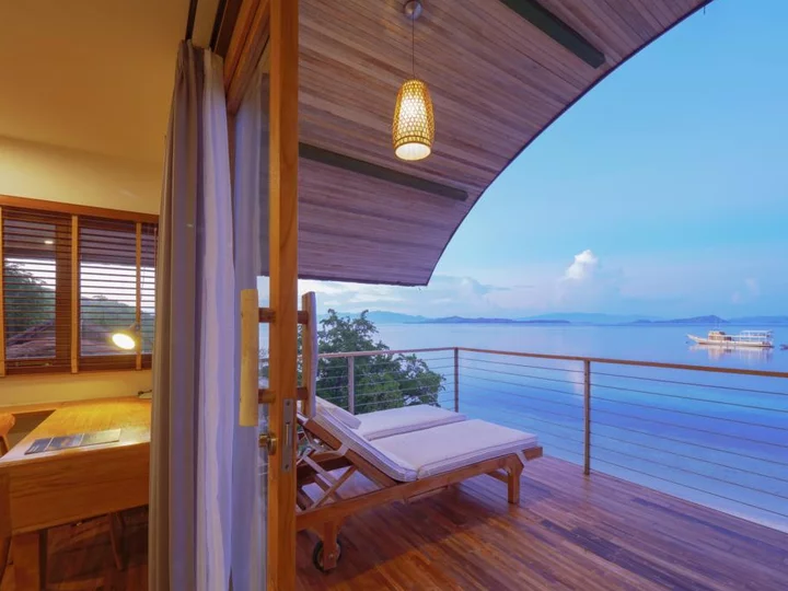Komodo Resort, Komodo National Park: Grand View Beach Room Terrace with Sunbeds at Dusk