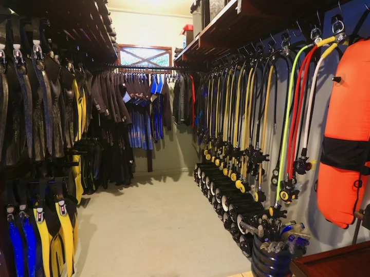 Sulawesi: Pulisan Jungle Beach Resort - Dive Center Rental Diving Equipment