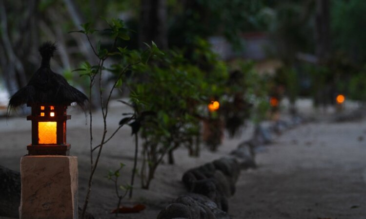 Pulisan Resort, North Sulawesi: Beach with lantern illumination