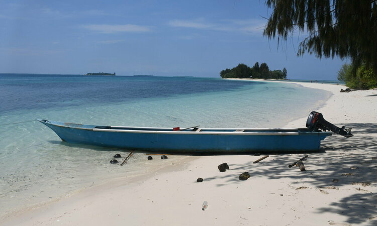 Insel Dodola, Morotai: Boot an weißem Sandstrand