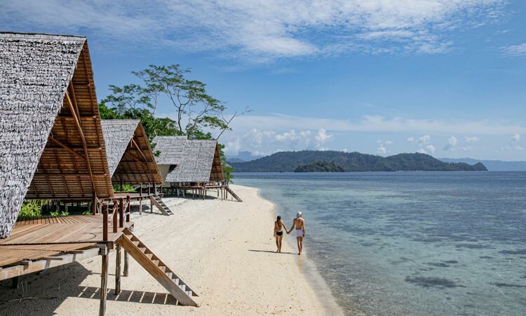 Molukken - Halmahera: Kusu Island Resort - Ocean Villa mit Treppe zum Meer