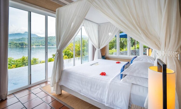  Lembeh Resort Sulawesi: Cliffside villa bedroom with sea view