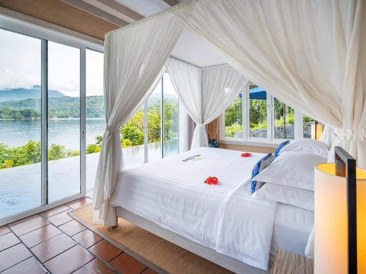  Lembeh Resort Sulawesi: Cliffside villa bedroom with sea view