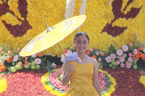Tomohon Flower Festival: Mädchen in gelb mit Sonnenschirm I Girl in yellow with umbrella