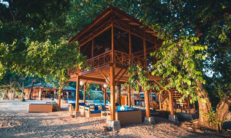 Siladen Resort & Spa, Insel Sulawesi: Uriges Baumhaus für zahlreiche Aktivitäten