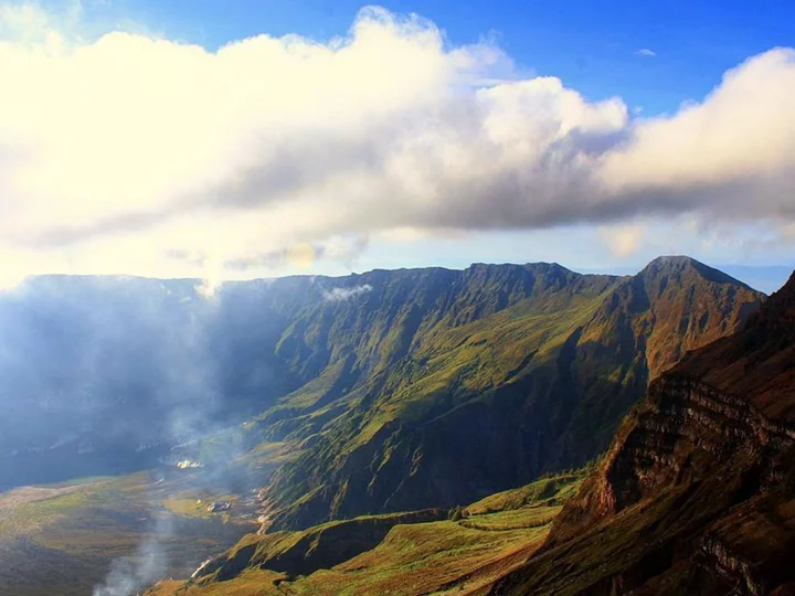 Sumbawa, Kleine Sunda Inseln: Tambora Vulkankrater in Sonnenschein