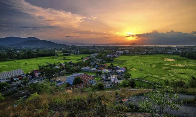 Sonnenuntergang im Osten Sumbawas, Kleine Sunda Inseln in Indonesien