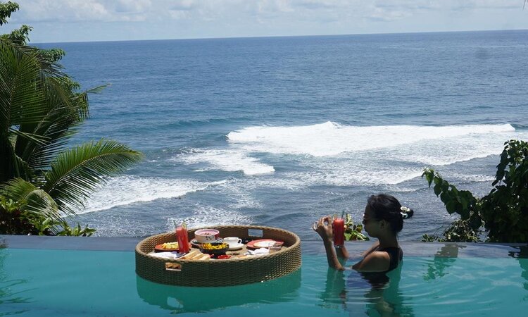 Moluccas, spice island of Morotai: Moro Ma'Doto Resort, breakfast in the infinity pool