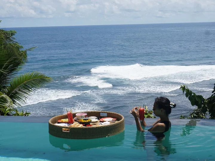 Moluccas, spice island of Morotai: Moro Ma'Doto Resort, breakfast in the infinity pool