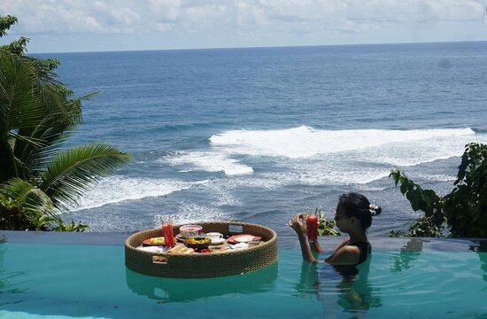 Molukken, Gewürzinsel Morotai: Moro Ma'Doto Resort, Frühstück im Infinity Pool