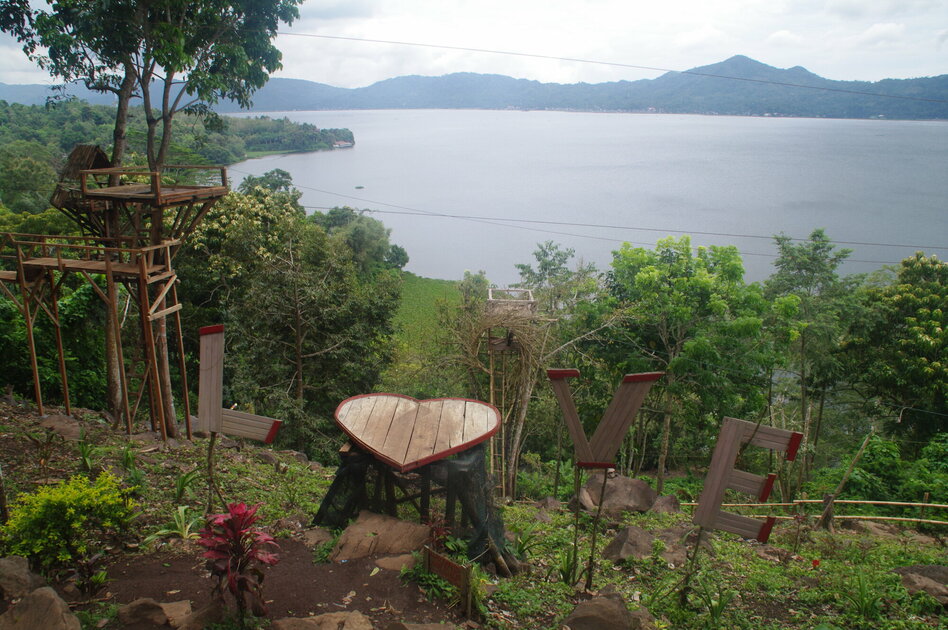 Sulawesi: View of Lake Tondano