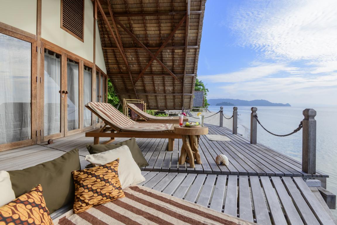 Molukken - Halmahera: Kusu Island Resort - Ocean Villa Terrasse
