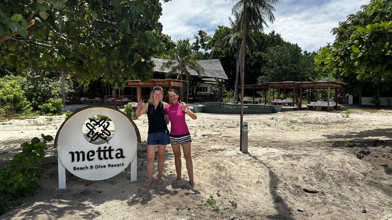 Metita Beach & Dive Resort - Molukken, Morotai: Strand & Pool
