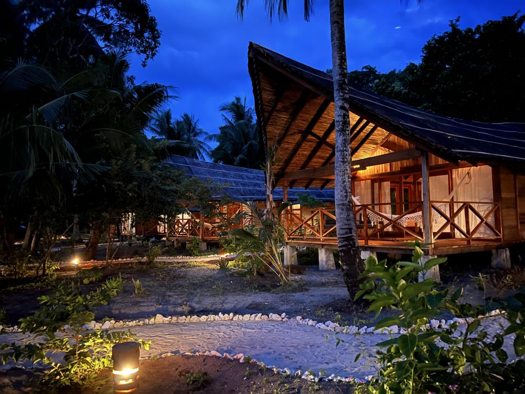 Metita Beach & Dive Resort, Morotai: Cottage by night