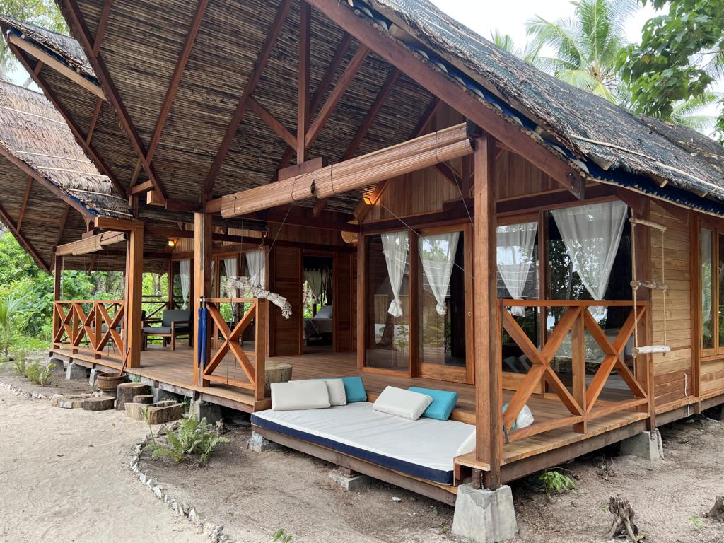 Metita Beach & Dive Resort - Moluccas, Morotai: Family Cottage, Terrasse