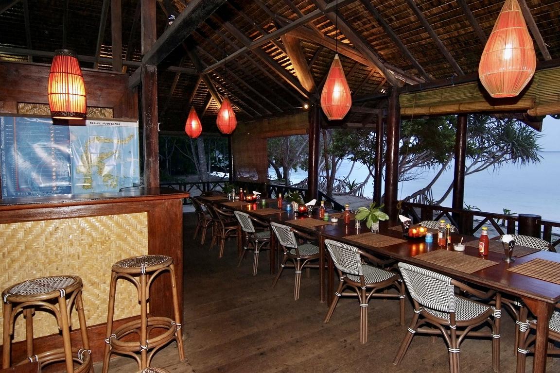 Selayar Dive Resort, Süd-Sulawesi: Restaurant mit Bar und Meerblick