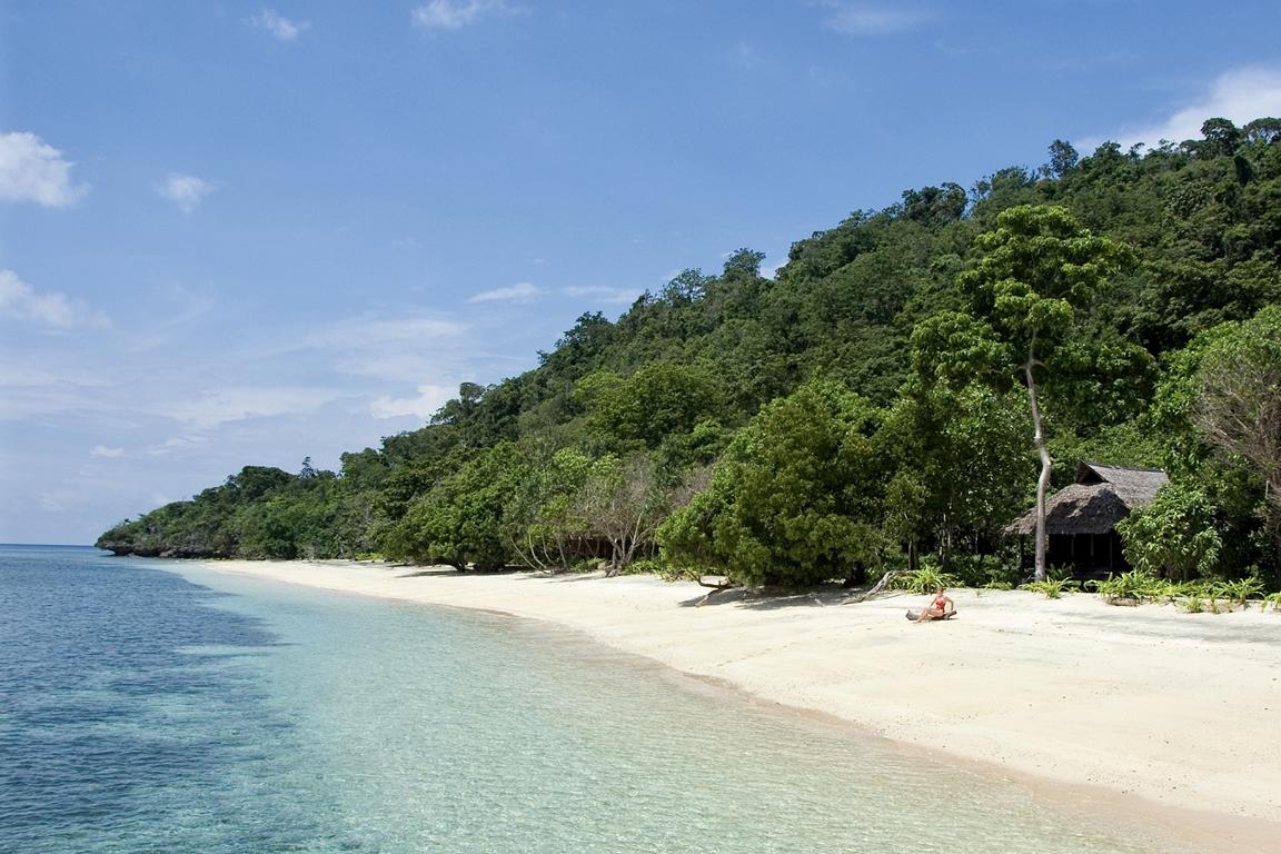 Selayar Dive Resort in Süd-Sulawesi: Sandstrand mit Bungalows