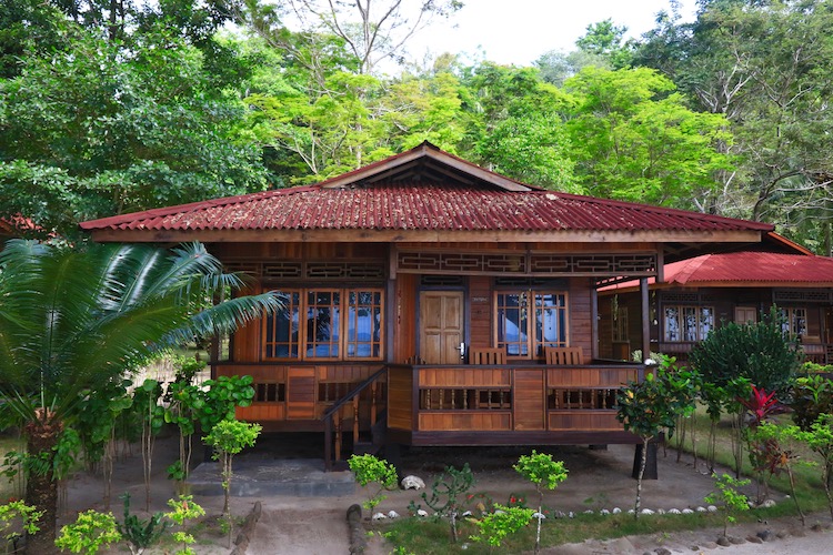 Sulawesi: Pulisan Jungle Beach Resort - Deluxe Bungalow Aussenansicht