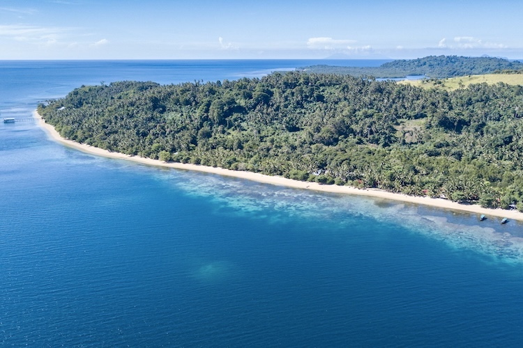 Sulawesi: Sea Souls Resort - Long withe sandy beach