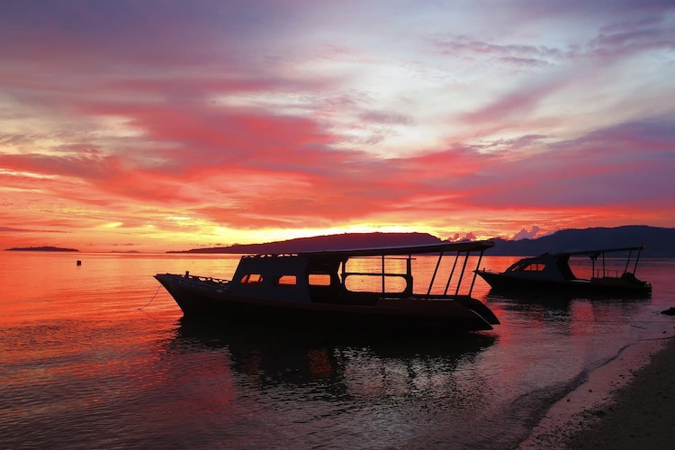 Sulawesi: Sea Souls Resort - Boot im Sonnenuntergang