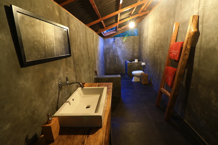 Sulawesi: Pulisan Jungle Beach Resort - Deluxe Bungalow Bathroom