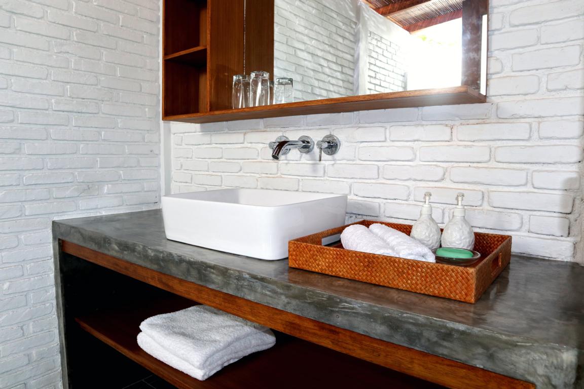  Sulawesi: White Sands Beach Resort Lembeh - Bungalow bathroom
