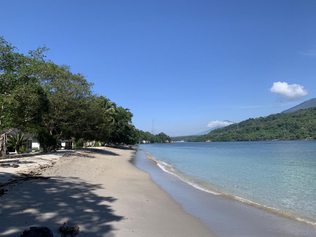 Sulawesi: White Sands Beach Resort Lembeh - Resort beach