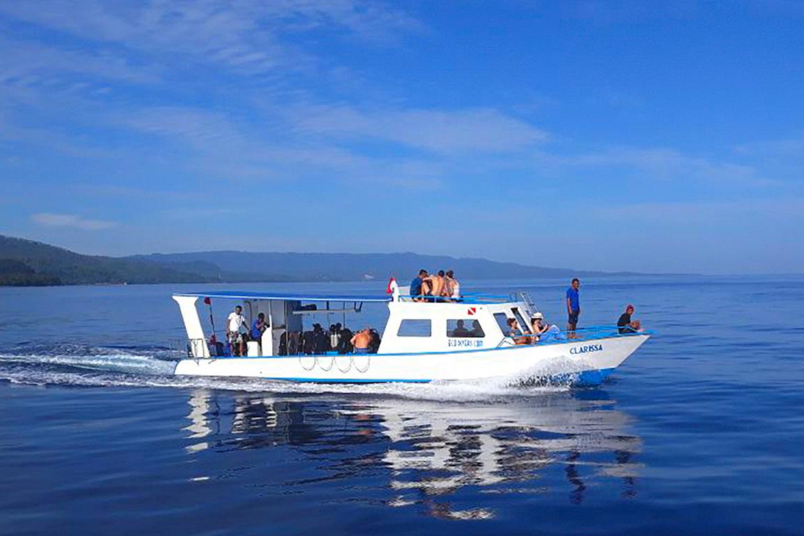 Sulawesi: White Sands Beach Resort Lembeh - Diving boat