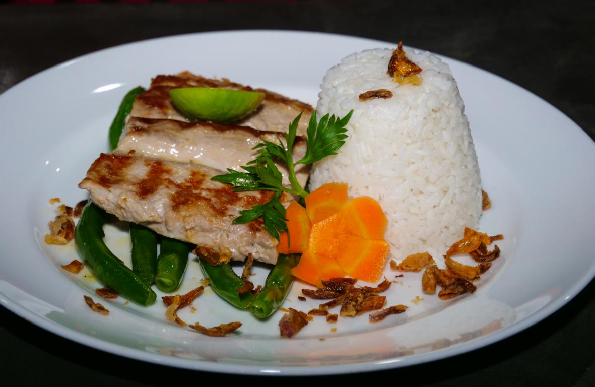 Sulawesi: White Sands Beach Resort Lembeh - Dinner in resort restaurant