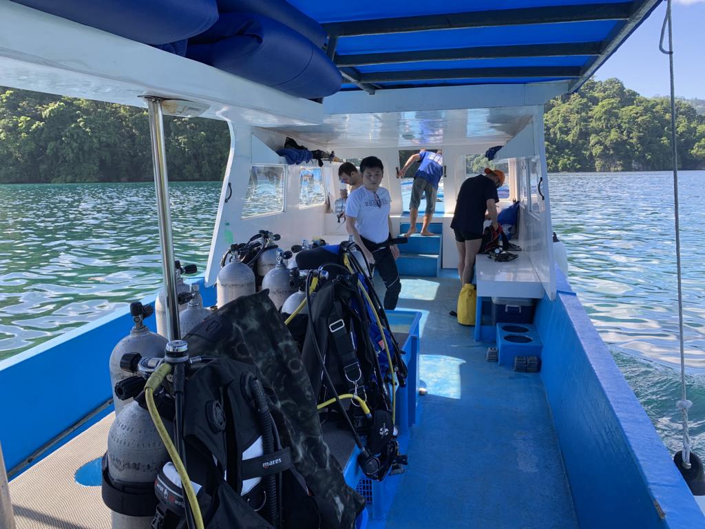 Sulawesi: White Sands Beach Resort Lembeh - Diving boat with equipment