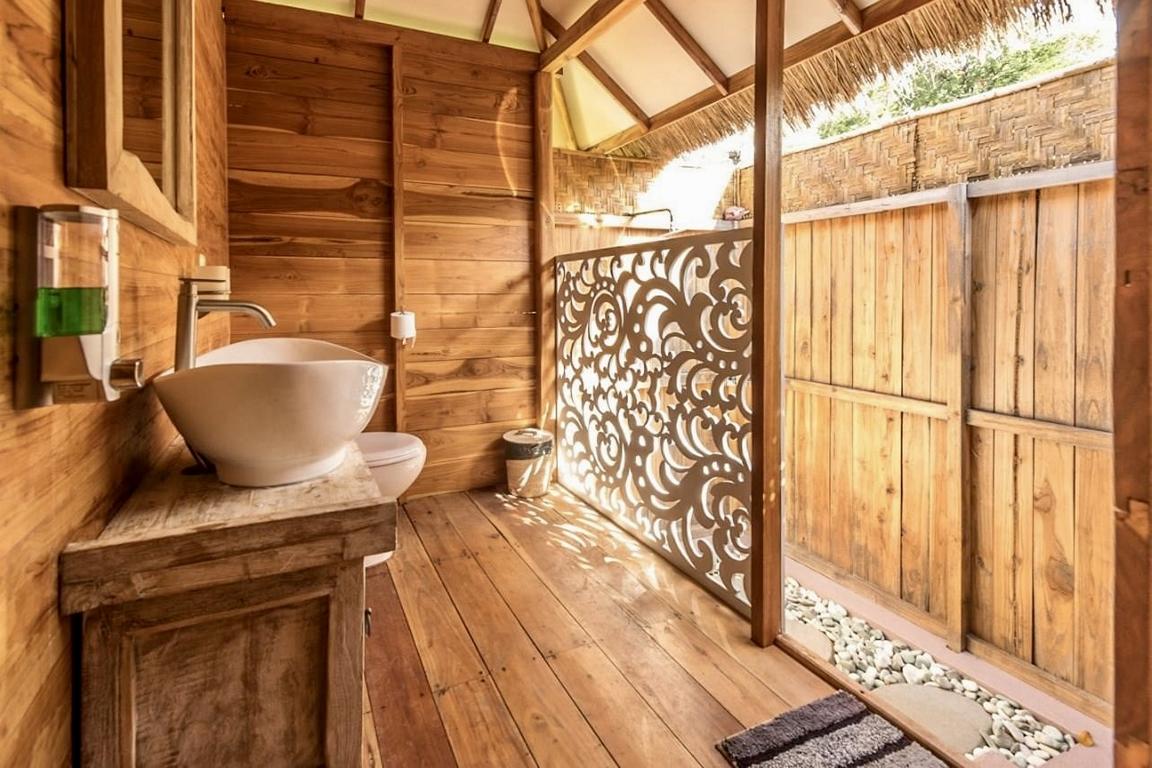  Beach Bungalow Bathroom: Kalimaya Dive Resort, Sumbawa Island