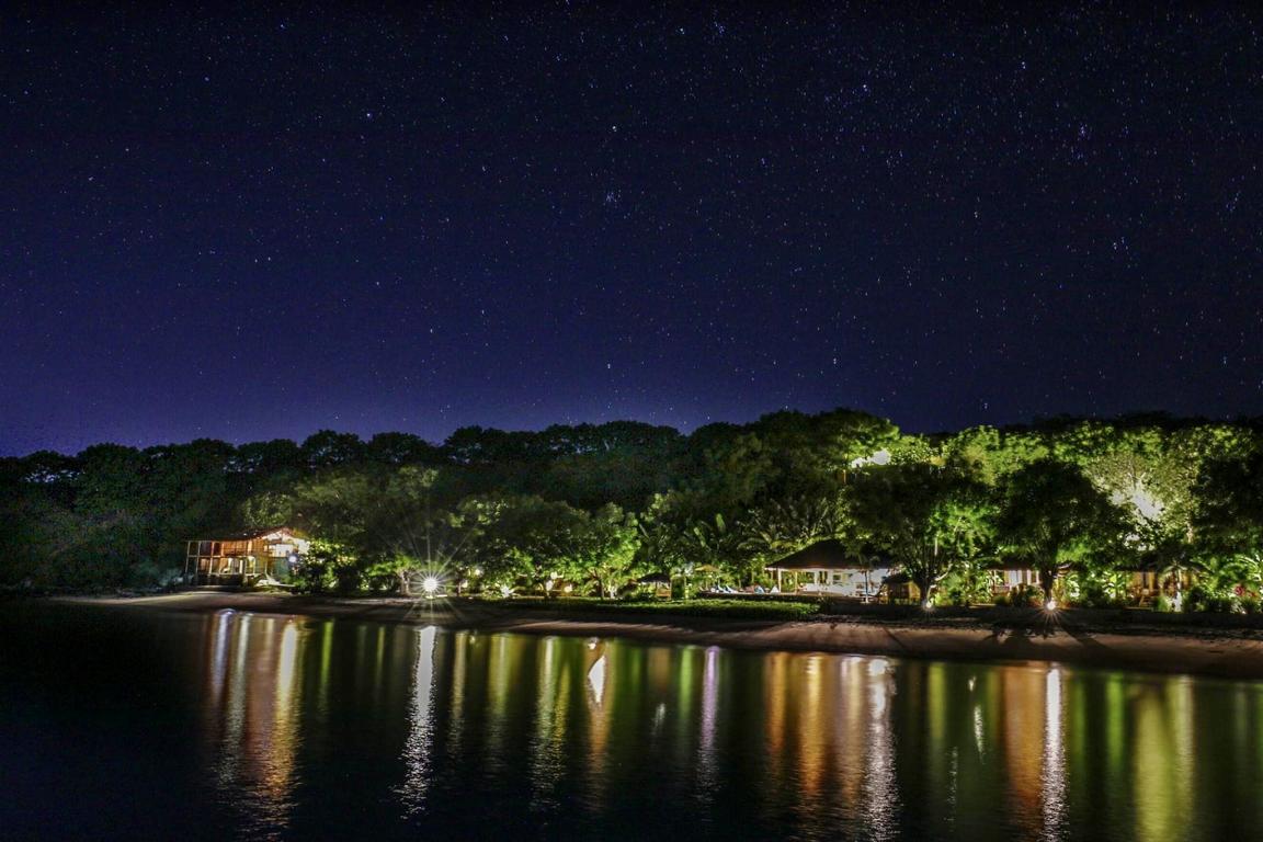 Kalimaya Dive Resort bei Nacht mit Milchstraße, Kleine Sunda Inseln/ Ost-Sumbawa