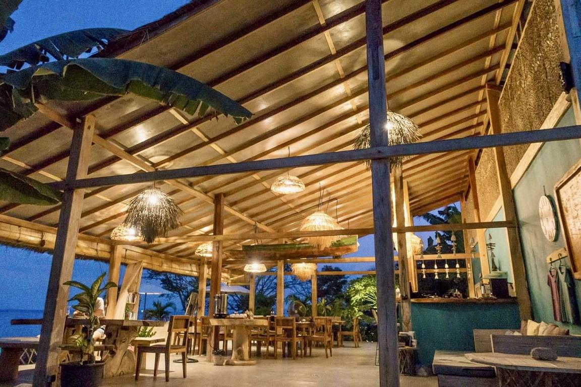 Sumbawa Island, Kalimaya Dive Resort: Resort Restaurant at Dusk