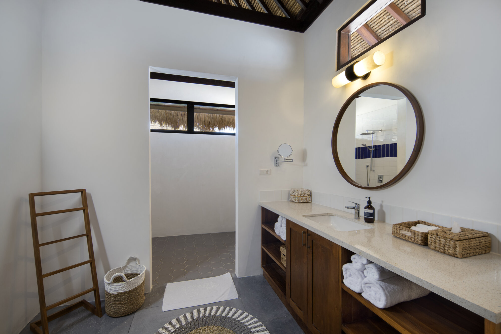 Lesser Sunda Islands, Sumbawa: Mocean Dive Resort, Bungalow Bath