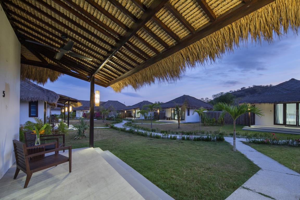 Mocean Dive Resort, Sumbawa Island: Garden View Bungalow Terrace