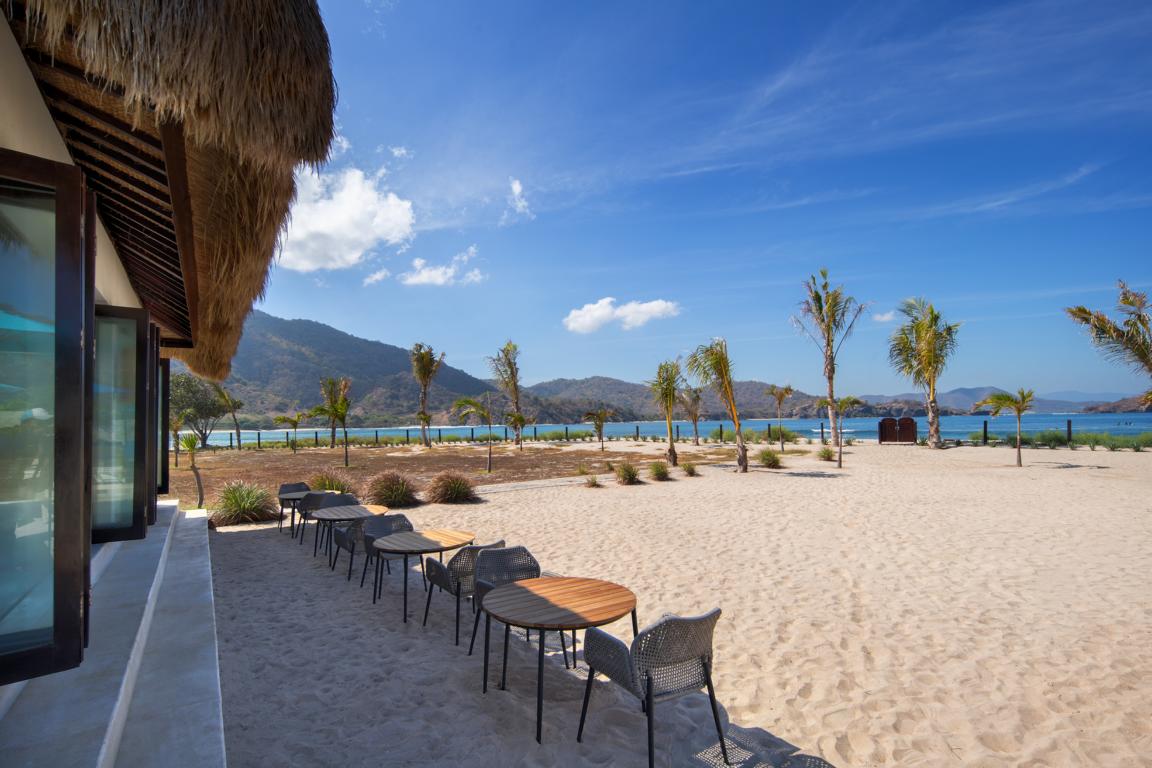 Sumbawa Island, Indonesia: Mocean Dive Resort, beachfront restaurant with sea views