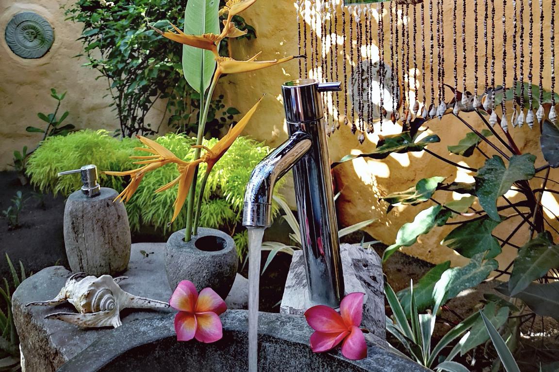 Außenbad mit Grünpflanzen im Coconut Garden Beach Resort, Insel Flores/ Kleine Sunda Inseln