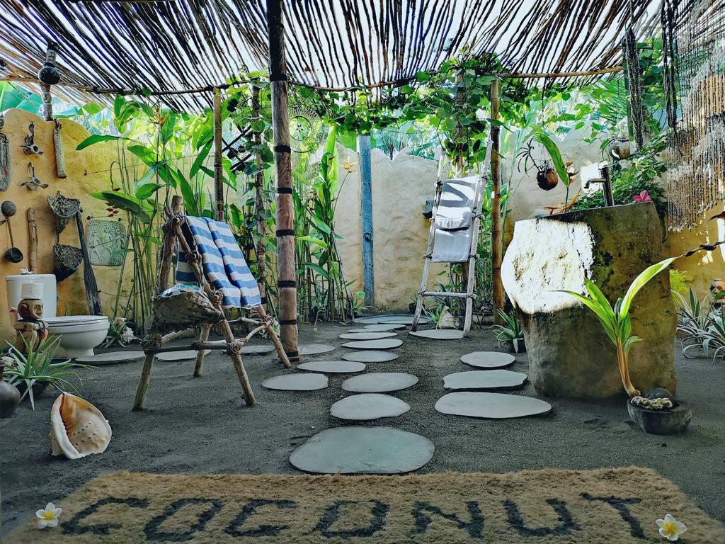 Dekoratives Badezimmer im Coconut Garden Beach Resort, Insel Flores, Indonesien