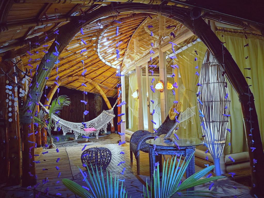 Beleuchtete Terrasse Beach Bungalow: Insel Flores, Coconut Garden Beach Resort 