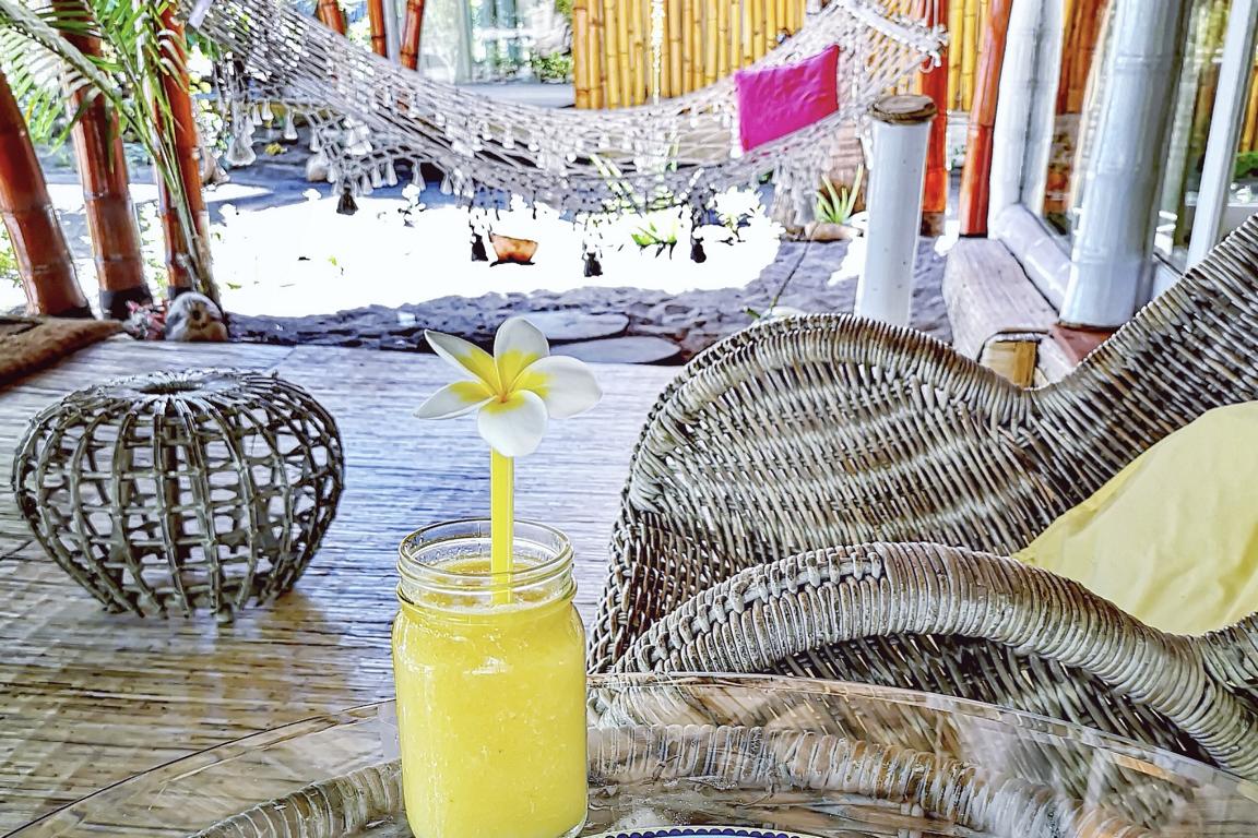 Coconut Garden Beach Resort, Insel Flores: Cocktail auf Bungalow Terrasse