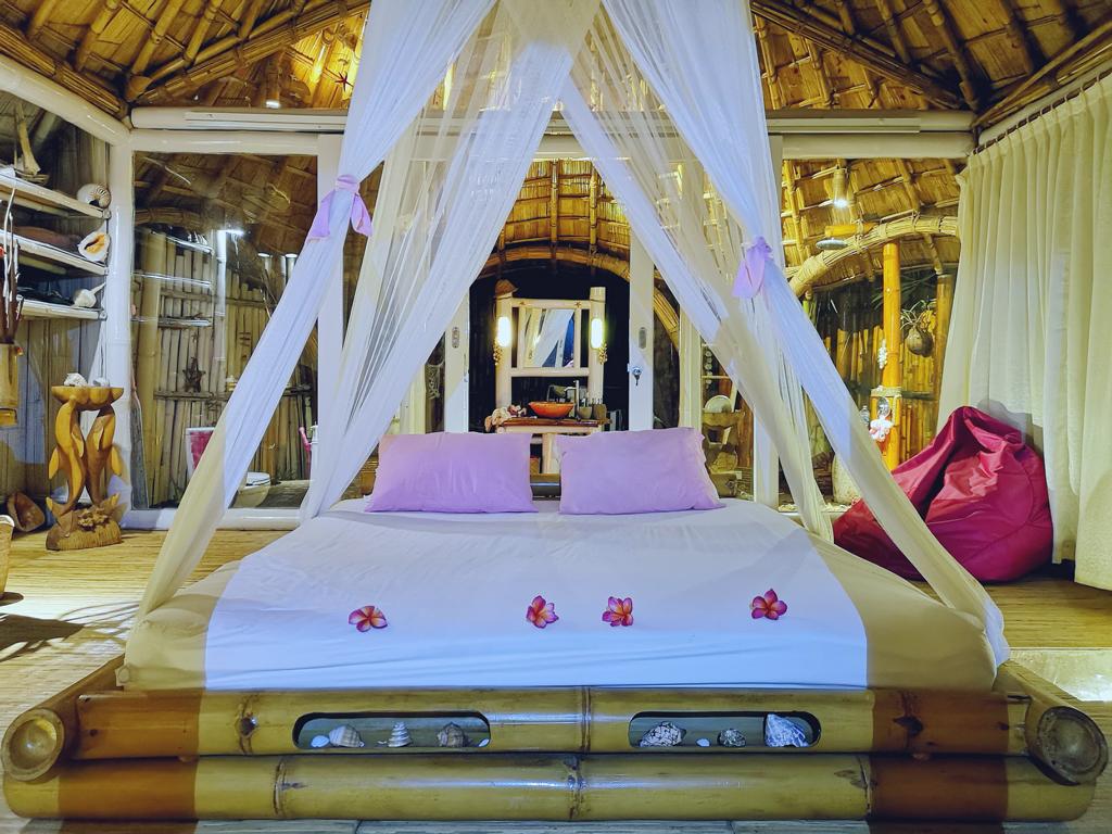 Insel Flores, Indonesien: Coconut Garden Beach Resort: Beach Bungalow Innenansicht