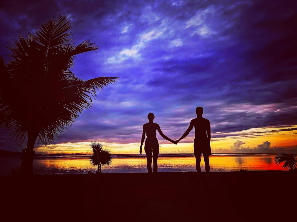 Coconut Garden Beach Resort, Flores, Indonesien: Paar am Strand bei Sonnenuntergang