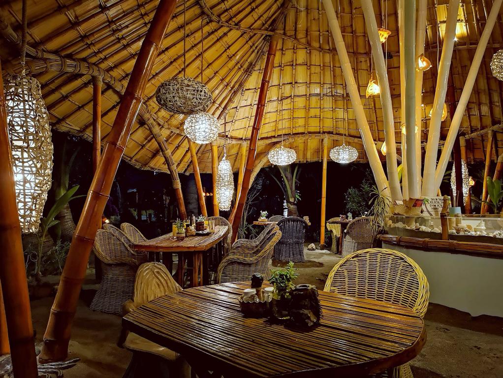 Coconut Garden Beach Resort, Flores Island: Cozy resort restaurant inside